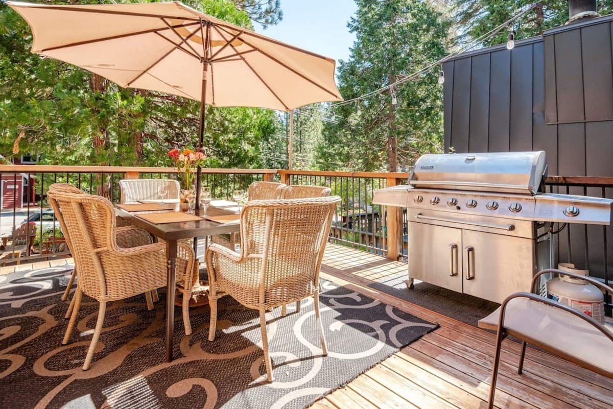Outdoor dining and BBQ area on the deck.