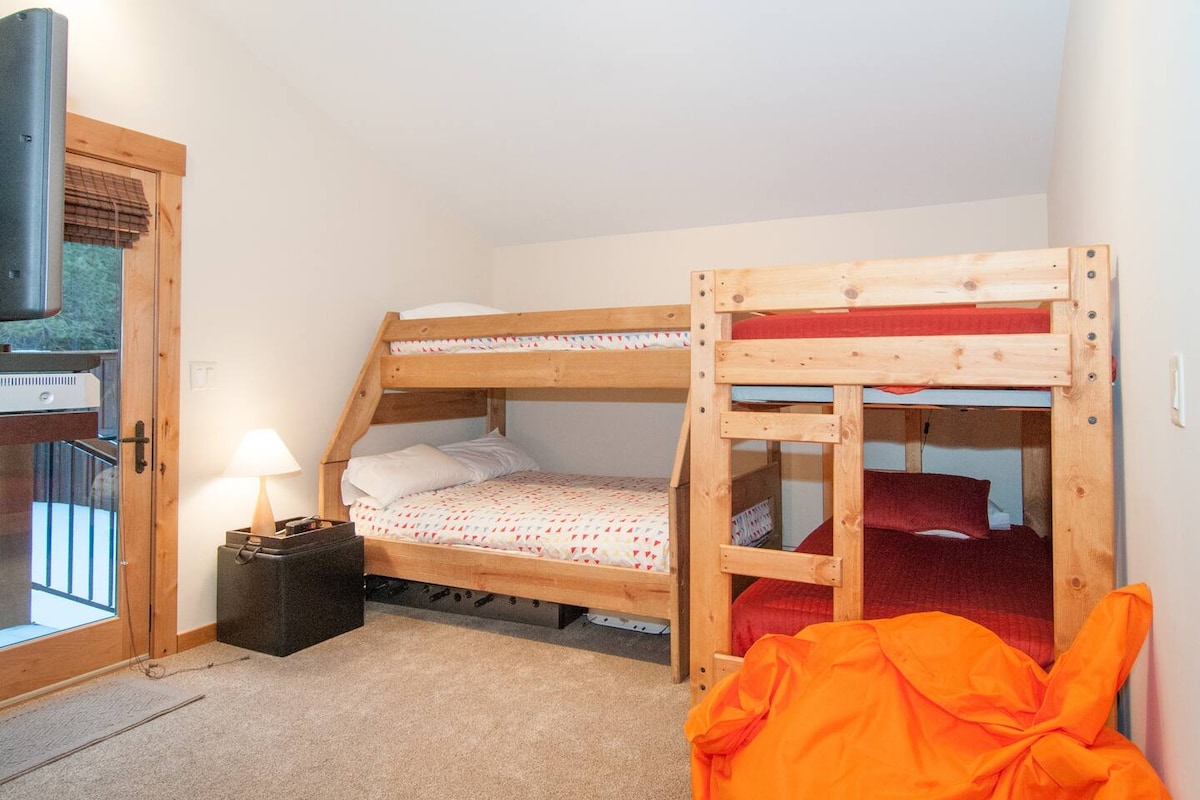 Bunk room with two sets of bunk beds, including a twin-over-full bunk.