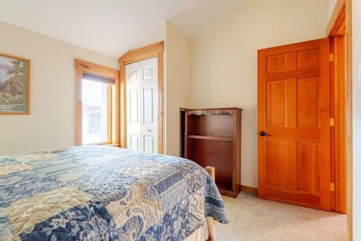 Middle bedroom with queen bed and closet.